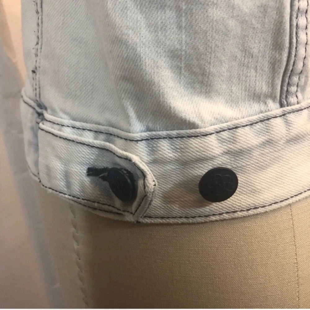 ROCK & REPUBLIC JEAN DENIM VEST WITH metal STUDS - Picture 9 of 10